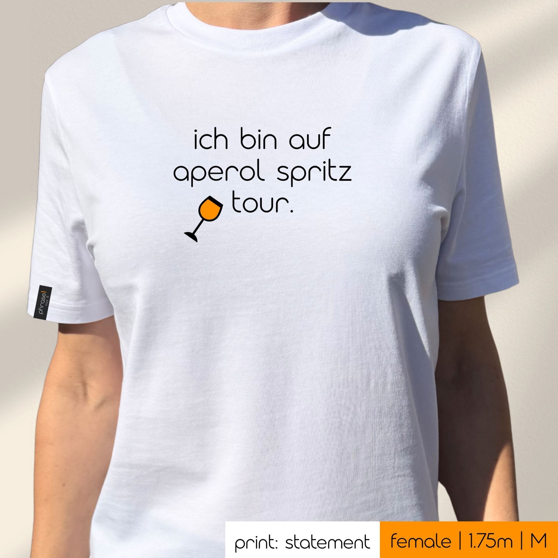 Premium T-Shirt mit Spruch "ich bin auf aperol spritz tour" und Visual Aperol Spritz Glas